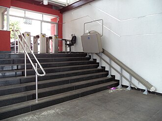 Ascensor de accesibilidad junto a una escalera