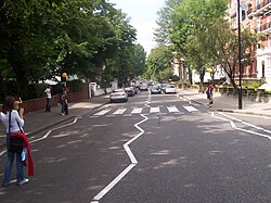 Calle Abbey Road y su entorno urbano en Londres