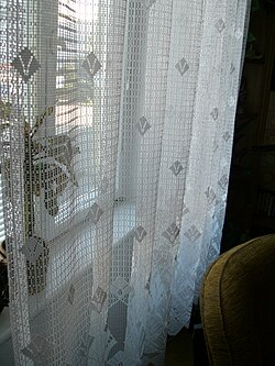 Detalle de una cortina fabricada mediante la técnica de ganchillo