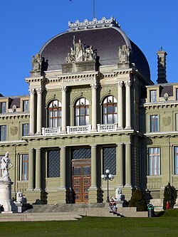 Pórtico coronado por figuras alegóricas