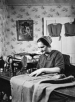 Mujer menonita confeccionando ropa (1942)