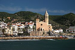 Vista de la iglesia de San Bartolomé y Santa Tecla desde el mar