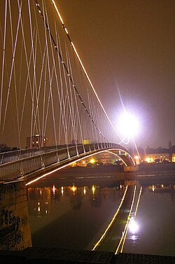 Vista nocturna del puente sobre el río Drava