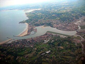 Vista panorámica del estuario del Bidasoa junto a la pista del aeropuerto