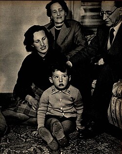 Alcide de Gasperi fotografiado junto a su familia en 1951