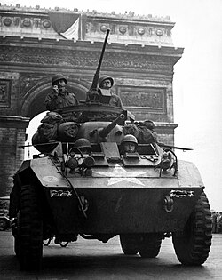 Soldados estadounidenses en un M8 Greyhound
