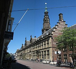 Fachada del Ayuntamiento de Leiden en la calle Breestraat