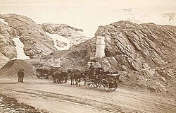 Diligencia histórica transitando por el Paso Stelvio en el año 1881