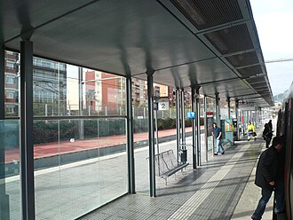 Andenes en superficie de la estación de San Baudilio