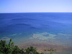 Vista del lago Hurón desde Arch Rock en la isla Mackinac.