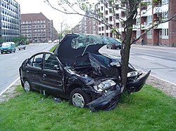 Accidente de tráfico en una calle urbana