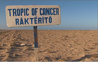 Señal vial en el Sahara Occidental indicando el cruce del Trópico de Cáncer.