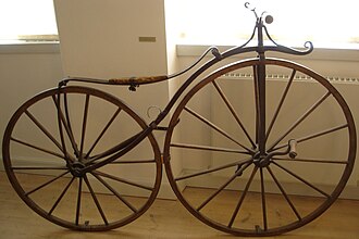 Modelo de velocípedo Michaux con arco de serpentina