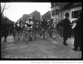 Ciclistas en la París-Roubaix de 1908