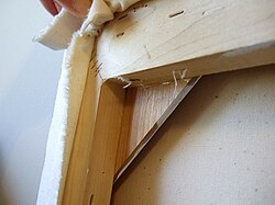 Vista posterior de un bastidor de madera para lienzo