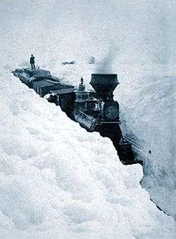 Tren inmovilizado por la nieve en el siglo XIX