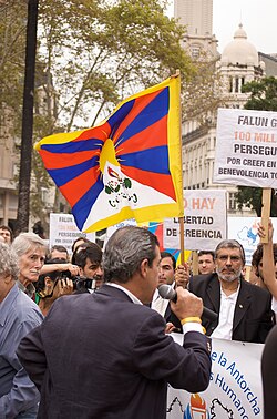 Protestas durante el paso de la antorcha