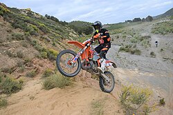 Motocicleta de enduro en un entorno natural