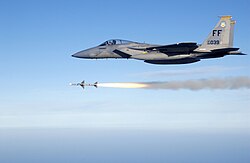 Misil AIM-7 Sparrow aire-aire de medio alcance lanzado desde un F-15 Eagle