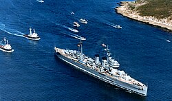 El crucero Canarias navegando en el mar