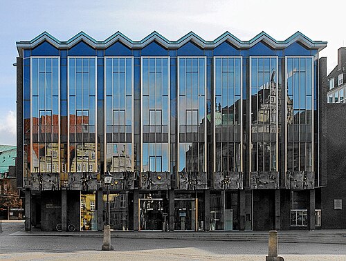 Fachada exterior del edificio que alberga el parlamento regional