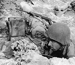 Soldado estadounidense usando un teléfono de campaña EE-8