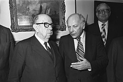 Gil-Robles fotografiado junto a Joop den Uyl en 1976.