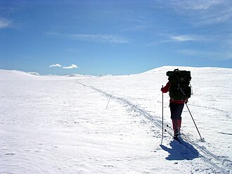 Esquí nórdico o de fondo en primavera en Hardangervidda, Noruega