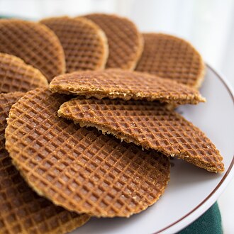 Dos stroopwafels apilados mostrando su estructura y relleno de caramelo.