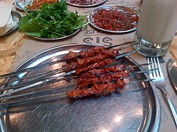 Çöp şiş de carne de ternera en palitos de madera