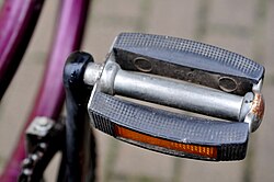 Pedal con plantilla de goma
