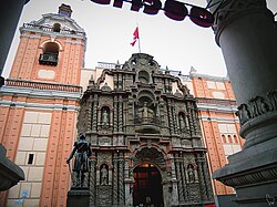 Fachada de la basílica de Nuestra Señora de la Merced en Lima