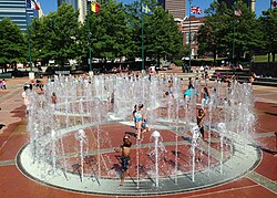 Fuente de los Anillos en funcionamiento con chorros de agua