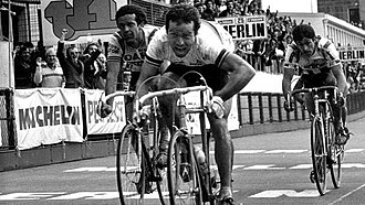Ciclistas compitiendo en la París-Roubaix 1981