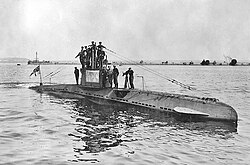 Submarino alemán tipo U-Boot en superficie