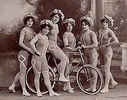 Equipo de ciclismo artístico en la década de 1890