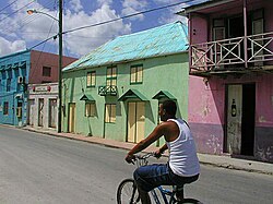 Calles coloridas y arquitectura tradicional de Bridgetown