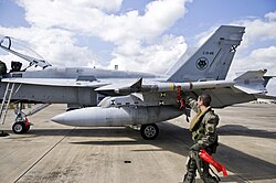 Caza EF-18 Hornet repostando en Italia