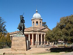 Fotografía general representativa del paisaje urbano e institucional de Bloemfontein