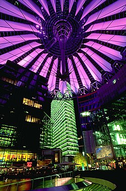 Vista nocturna del Sony Center en Berlín