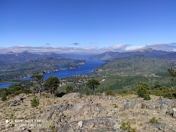 Vista sobre el lago Moquehue desde el volcán Batea Mahuida