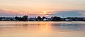 Vista del río Danubio a su paso por Brăila durante la puesta de sol