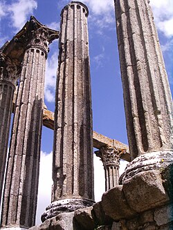 Columnas y capiteles corintios del templo