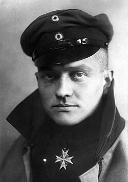 Retrato fotográfico de Manfred von Richthofen luciendo la condecoración Pour le Mérite.