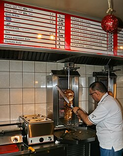 Asador vertical de döner kebab en un restaurante