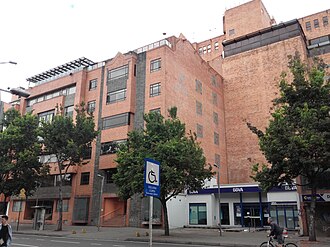 Fachada y entorno de instalaciones de la Universidad Sergio Arboleda