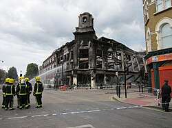 Tienda destruida tras los disturbios urbanos en Tottenham