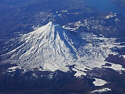 Vista aérea del Volcán Lanín hacia el este