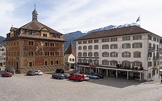 Edificio del Ayuntamiento y Hotel Wysses Rössli en la Plaza Principal