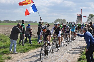 Ciclistas disputando una fase de la París-Roubaix en territorio francés.